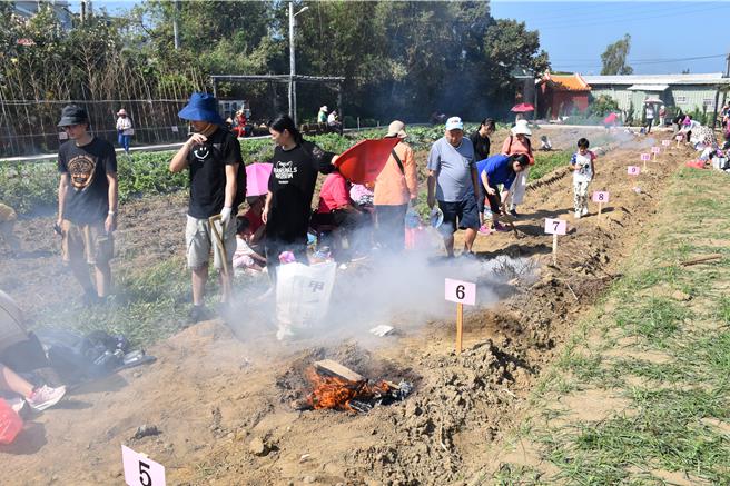 苗栗县客庄在年末收成之后，经常会在田间焢窑，成为客庄传统之一。（谢明俊摄）