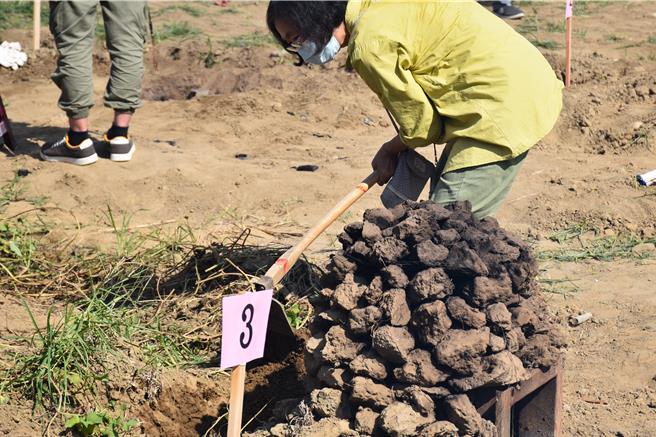 苗栗县客庄在年末收成之后，经常会在田间焢窑，成为客庄传统之一。（谢明俊摄）