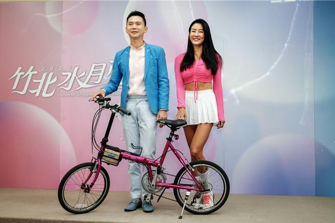 竹北市长郑朝方（左）和网红健身教练「咪咪」（右），宣传25日在水月公园举办的「2023竹北水月市集」活动，邀民眾到水月商圈看秀、听音乐、逛市集，体验最道地的滨海生活与产业。（罗浚滨摄）