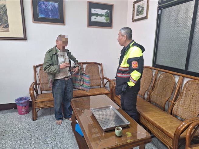 头份警分局南庄分驻所员警阻止张姓老翁被诈。（读者提供／谢明俊苗栗传真）