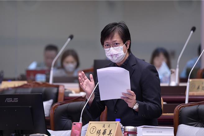 县议员杨华美质询，痛批民政处不欢迎同志登记集团结婚。（王志伟摄）