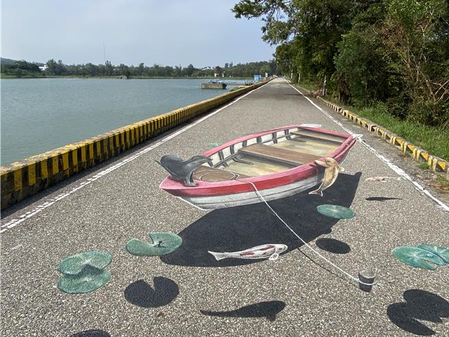 「獭上太湖─漂浮船」为金门知名彩绘网红景点，吸引不少民眾竞相前往拍照打卡，如今附近惊传溺水案件也引发民眾议论纷纷。(于家麒摄)