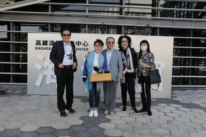 国际巨星翁倩玉（左二）与兄长翁祖模建筑师造访高流。开心于海音馆外合影留念（图片来源：高雄流行音乐中心提供）
