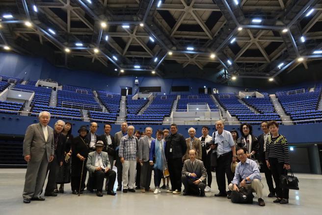 翁倩玉与多位日本友人特地参访高流，并在海音馆内停留多时，了解场馆设计特色。（图片来源：高雄流行音乐中心提供）