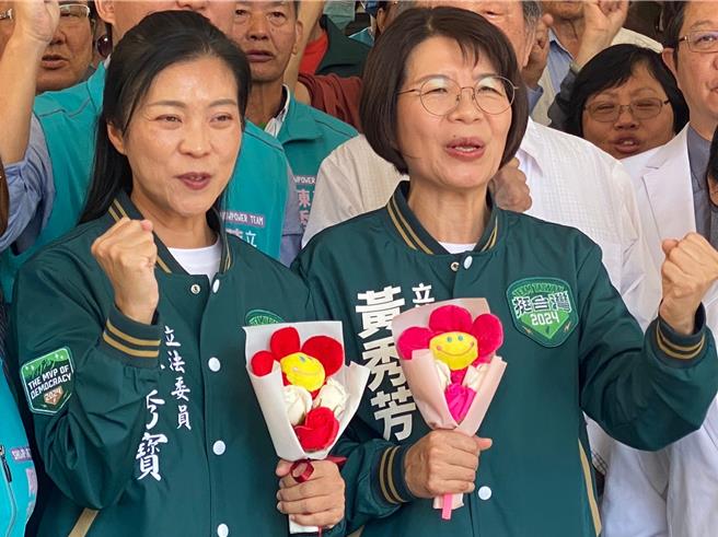 民进党彰化县一选区及二选区立委参选人陈秀寳（前排左）与黄秀芳（前排右）21日组成「秀秀连线」联合登记参选，寻求连任。（孙英哲摄）