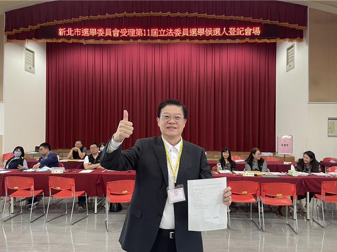 新北市十一选区现任国民党立委罗明才21日赴选委会登记参选，力拚8连霸。（罗明才办公室提供）