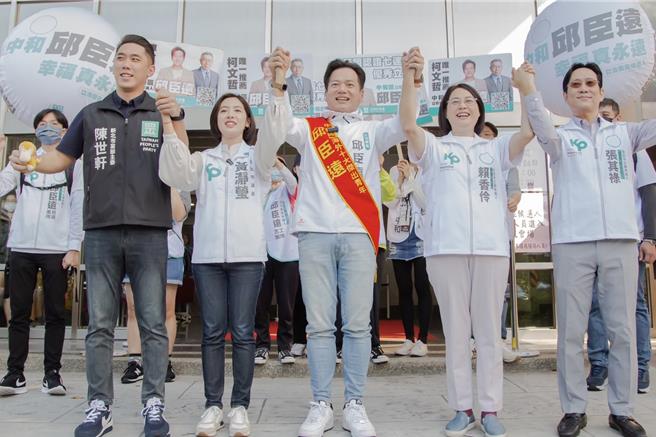 民眾党赖香伶和张其禄今早到场力挺八选区参选人邱臣远，并致赠吉祥物，期望邱臣远顺利当选。（邱臣远办公室提供）