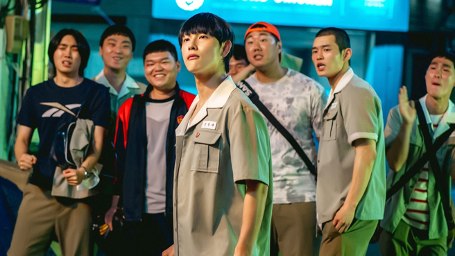 任時完所飾演的角色一夜之間從被打魯蛇逆轉成打架王。（圖／龍華電視提供）