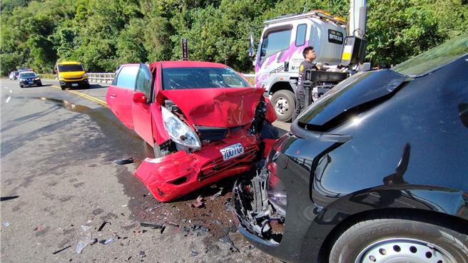 今上午9点40分，省道台9线396公里处发生2车对撞事故，造成5人分受轻重伤，1人受困车内。（读者提供／萧嘉蕙台东传真）