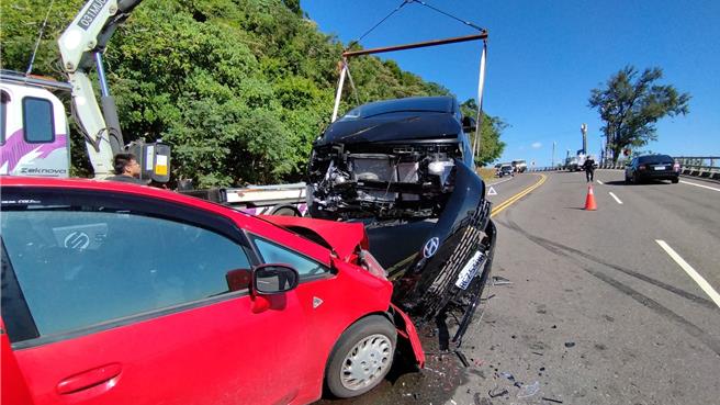 1台黑色轿车与1台红色轿车今上午于金香七号桥上迎头相撞，2车车头凹陷变形，造成5人分受轻重伤，其中1名35岁红车女驾驶受困车内。（读者提供／萧嘉蕙台东传真）