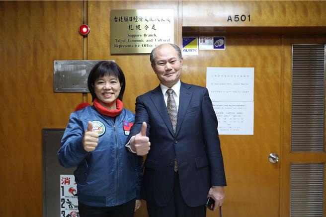 花莲吉安乡长游淑贞（左）19日率领公所团队赴北海道进行为期6天缔盟交流行程，首站先到札幌台北驻日经济文化代表处札幌分处，拜访处长粘信士（右）。（吉安乡公所提供／罗亦晽花莲传真）