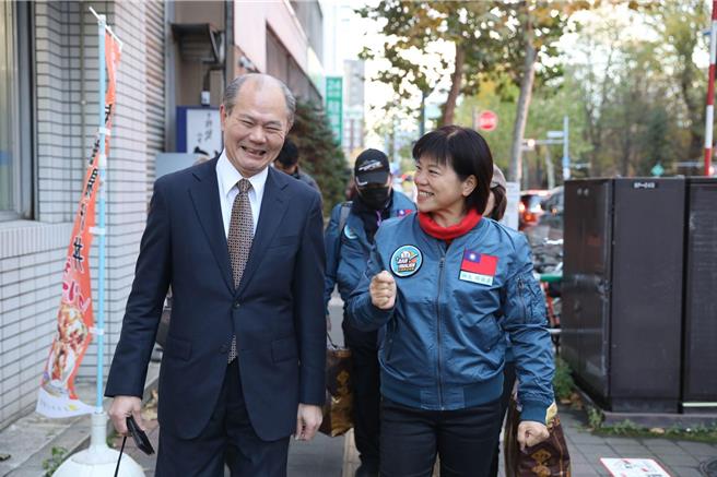 花莲吉安乡长游淑贞（右）19日率领公所团队赴北海道进行为期6天缔盟交流行程，札幌台北驻日经济文化代表处札幌分处长粘信士（左）带着大家上街了解地区美景。（吉安乡公所提供／罗亦晽花莲传真）