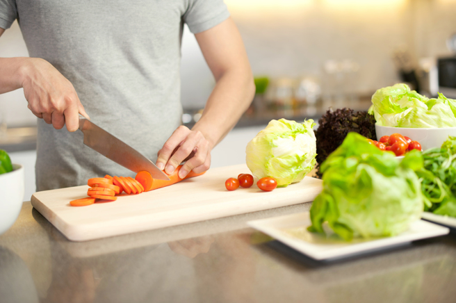 日本主妇教民眾清洁染色砧板的方法，只要将食用油倒在染色的地方，用厨房纸巾轻轻擦拭，就能带走色素。（示意图／Shutterstock）