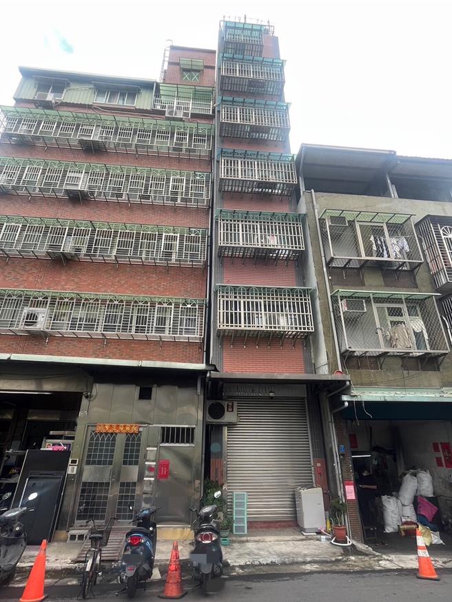 三重三和路一處五層樓公寓因為不明原因傾斜，幾乎與隔壁公寓緊貼，新北市工務局協助鑑定，經技師綜合評估結果「建築物耐震能力尚無疑慮」。（摘自李翁月娥臉書）