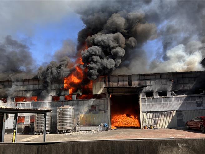 台南市新营工业区21日中午发生资源再生工厂火警，现场为挑高二楼铁皮建物。（读者提供／张毓翎台南传真）