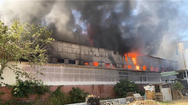 台南市新营工业区21日中午发生资源再生工厂火警，现场为挑高二楼铁皮建物。（读者提供／张毓翎台南传真）