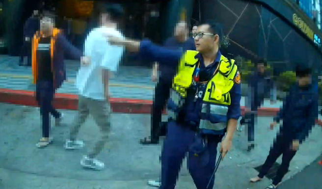 北市酒店酒客互瞪7人大乱斗，警方强势执法，短裙妹娇喊「不要打」。(戴志扬翻摄)