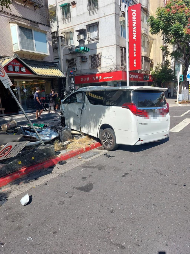 白色阿尔法箱型车直行与左转车发生车祸。（翻摄画面）