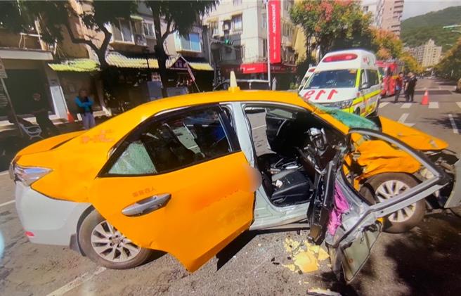 计程车上3名乘客以及1名驾驶共4人送医。（翻摄画面）