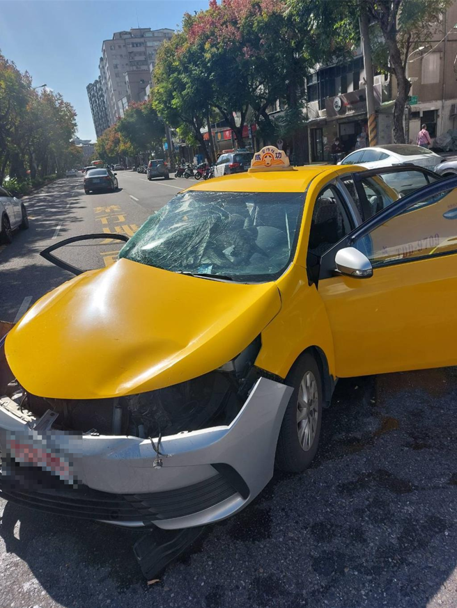 计程车车体严重受损。（翻摄画面）
