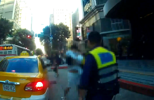 北市酒店酒客互瞪7人大乱斗，警方强势执法，短裙妹娇喊「不要打」。(戴志扬翻摄)