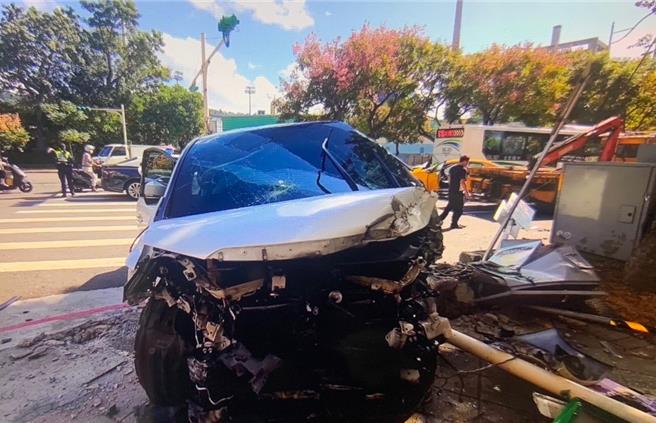 箱型车车头严重受损。（翻摄画面）