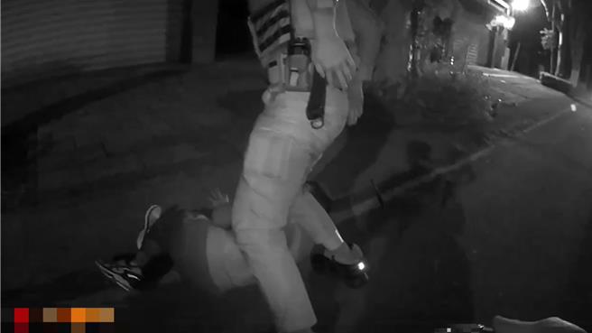 警方将拦检不停的失联移工压制逮捕。（警方提供）