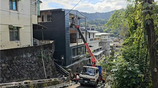 基隆市政府20日強制拆除東光路一處違建時，發生暴力攻擊拆除工人事件，21日上午市府仍持續強制拆除違建中。（張志康攝）