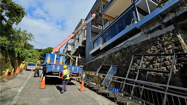 基隆市政府20日強制拆除東光路一處違建時，發生暴力攻擊拆除工人事件，21日上午市府仍持續強制拆除違建中。（張志康攝）