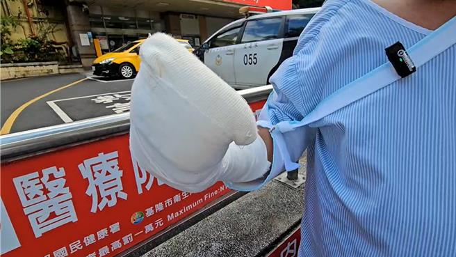 基隆市政府20日強制拆除東光路一處違建時，工人遭附近居民持刀攻擊，砍斷3支手指頭，雖然接回，但功能可能受影響。（張志康攝）