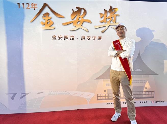 交通部20日举行本年度的「金安奖」颁奖典礼，七堵国小守护学童17年的曾仁德老师获颁绩优导护老师。曾仁德还透过在校门口设置「动物路友会」宣导看板，透过可爱的动物让学童与民眾了解交通安全议题。（基隆市教育处提供／徐佑升基隆传真）