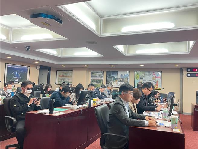 台北市議員21日於議會財政建設委員會中檢視台北市友善店家總數逐年遞減、誘因不足等議題，產發局長陳俊安表示，明年度來申請補助的廠商中，針對友善店家可以給予加分或優先考慮，以提高業者加入友善店家的誘因。（劉彥宜攝）