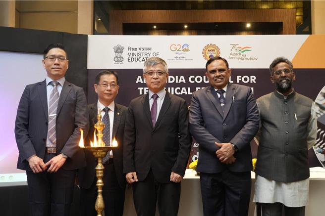 教育部次长刘孟奇（中）参加台印人才培育会议。（教育部提供／林志成台北传真）