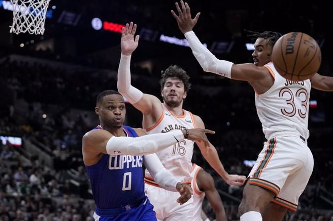 快艇Russell Westbrook(左)传球给队友。（美联社）