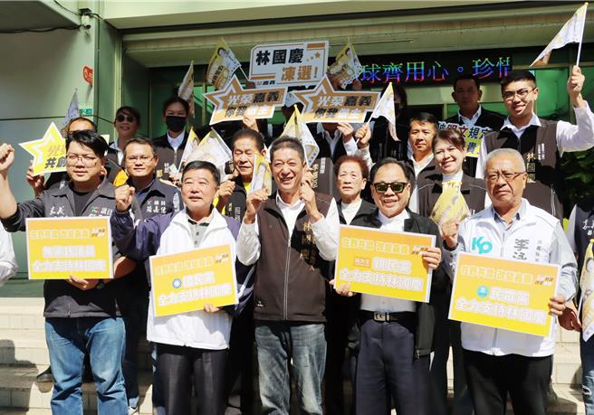 嘉义县山区立委参选人林国庆21日在多个党派代表陪同下完成参选登记，喊要杜绝权贵王朝。（吕妍庭摄）