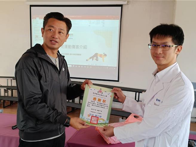 为恭医院骨科医师陈冠儒，21日上午到竹南镇照南国小为球员做健康检查。（为恭医院提供／谢明俊苗栗传真）