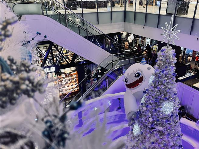 台茂购物中心即起秀出圣诞装置展，同时推满仟送佰好康，吸引大小朋友前来消费打卡。（台茂购物中心提供／朱世凯台北传真）