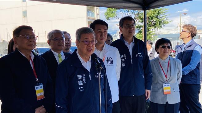 行政院长陈建仁（前排左2）21日至宜兰出席「仓前安居」社会住宅开工典礼前受访表示，详细税收状况，需有关部会加以盘整确认。（吴佩蓉摄）