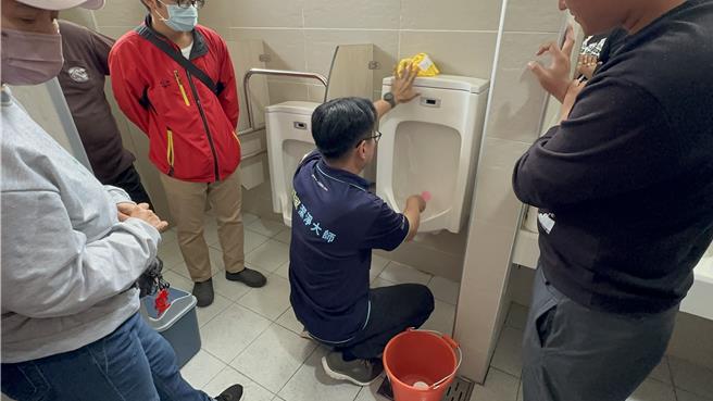 环保局会维护公厕清扫作业，并推动认样活动。（花莲县环保局提供／王志伟花莲传真）