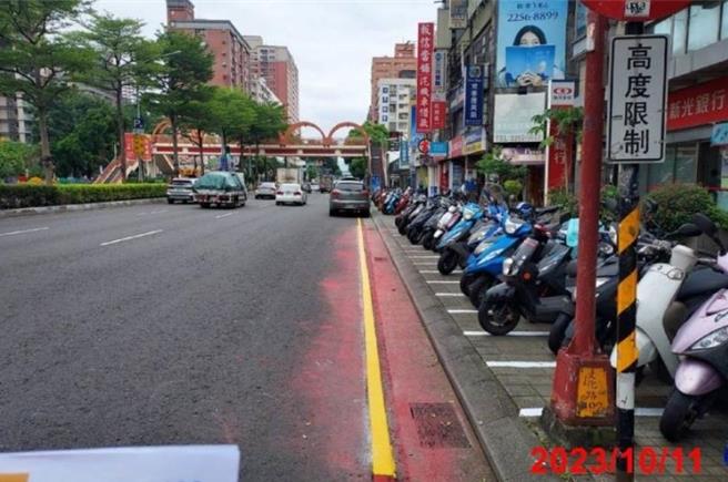 新北市交通局陆续完成逾60处路段红线改绘黄线。板桥文化路2段428号前红线也已改绘黄线。（新北市交通局提供）