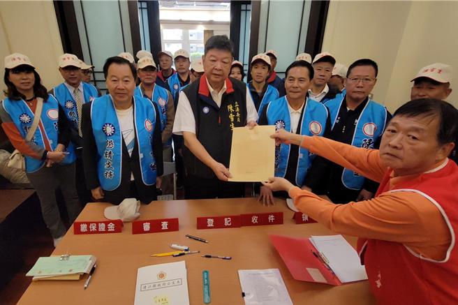 國民黨連江縣現任立委陳雪生21日上午在縣長王忠銘、議長張永江等人陪同下，前往縣選委會辦理立委參選登記。（陳雪生提供）