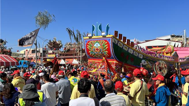 台南市定民俗「柳營王醮」，今年為建醮科年，柳營代天院21日為王船舉辦開光點眼、出廠儀式。（張毓翎攝）