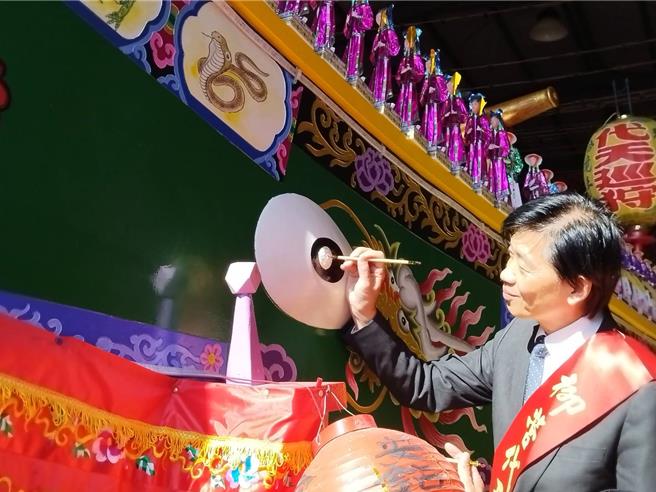 台南市副市長葉澤山等人21日到柳營代天院為王船開光點眼。（張毓翎攝）