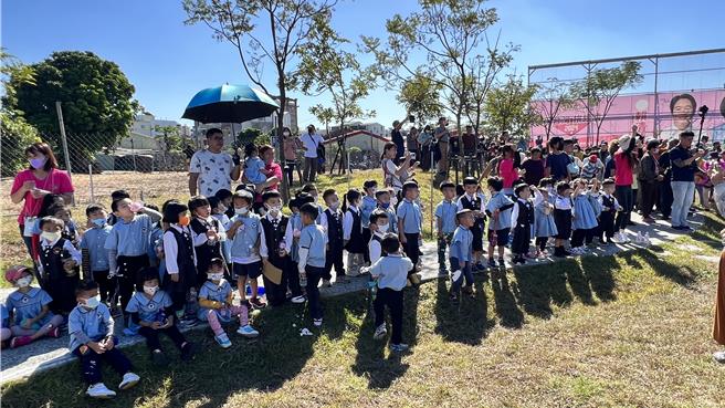 現場有一群來體驗的孩童用稚嫩的嗓音大喊著「加油！加油！」，場面十分熱鬧。（張毓翎攝）