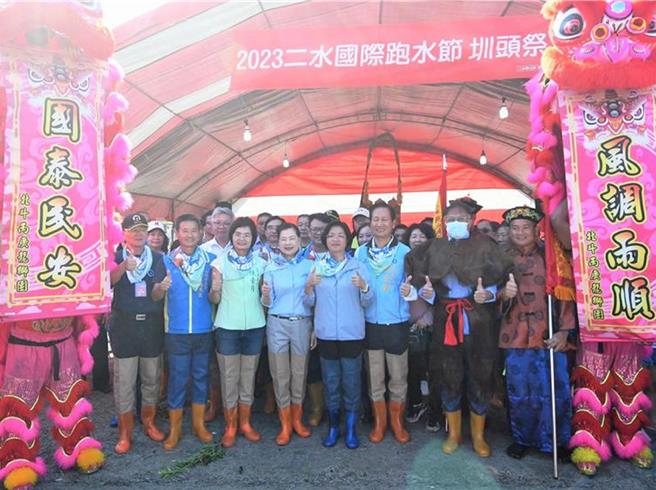 彰化县二水国际跑水节本月4日登场时经济部长王美花（前排左四）、彰化县长王惠美（前排右四）、立委陈素月（前排左三）等人参加，担任引水人的彰化县政府文化局副局长吴文升（前排右二）带领眾人出发不久后出现身体不适的状况。（资料照片／孙英哲彰化传真）