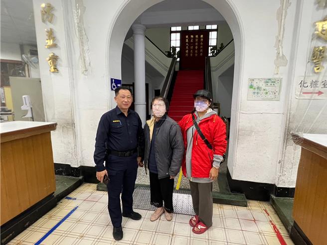 中市警方19日拦检逆向行驶骑士詹妇（中），发现她年事已高，神情空洞、精神恍惚。警方追查出她是被通报「失踪人口」的72岁詹妇，联繫家属得知是患有阿兹海默症，所幸平安顺利帮她找到回家的路。（警方提供／陈淑芬台中传真）