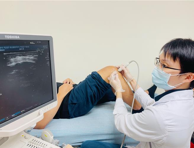 丰原医院復健科医师张宪伯使用超音波导引下，精准将PRP打到病灶处。（丰原医院提供）