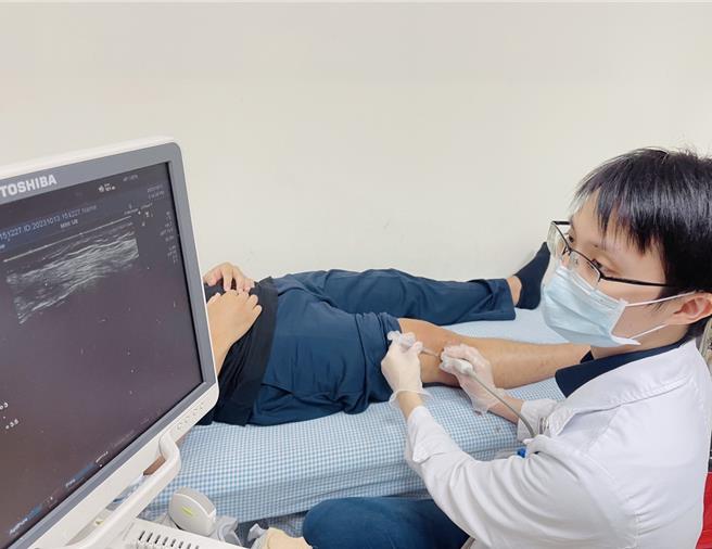 丰原医院復健科医师张宪伯使用超音波导引下，精准将PRP打到病灶处。（丰原医院提供）