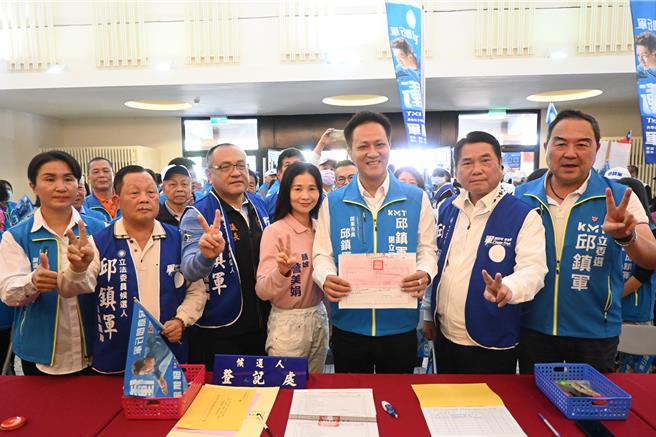 立委参选人邱镇军完成登记，县长锺东锦、立委徐志荣、议长李文斌、副议长张淑芬、前县长刘政鸿等人到场声援。（李京升摄）