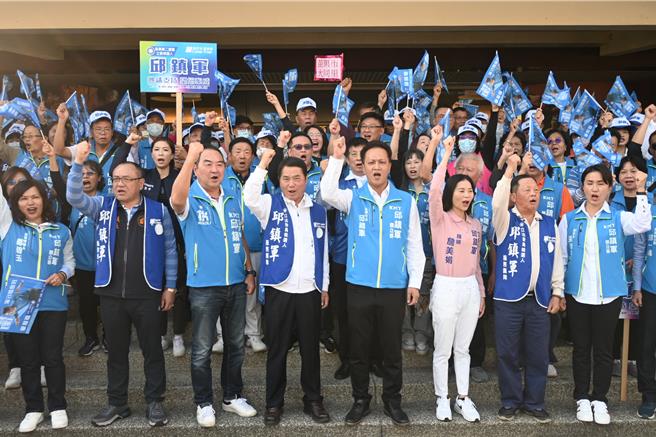 蓝营要角全到场展现士气。（李京升摄）